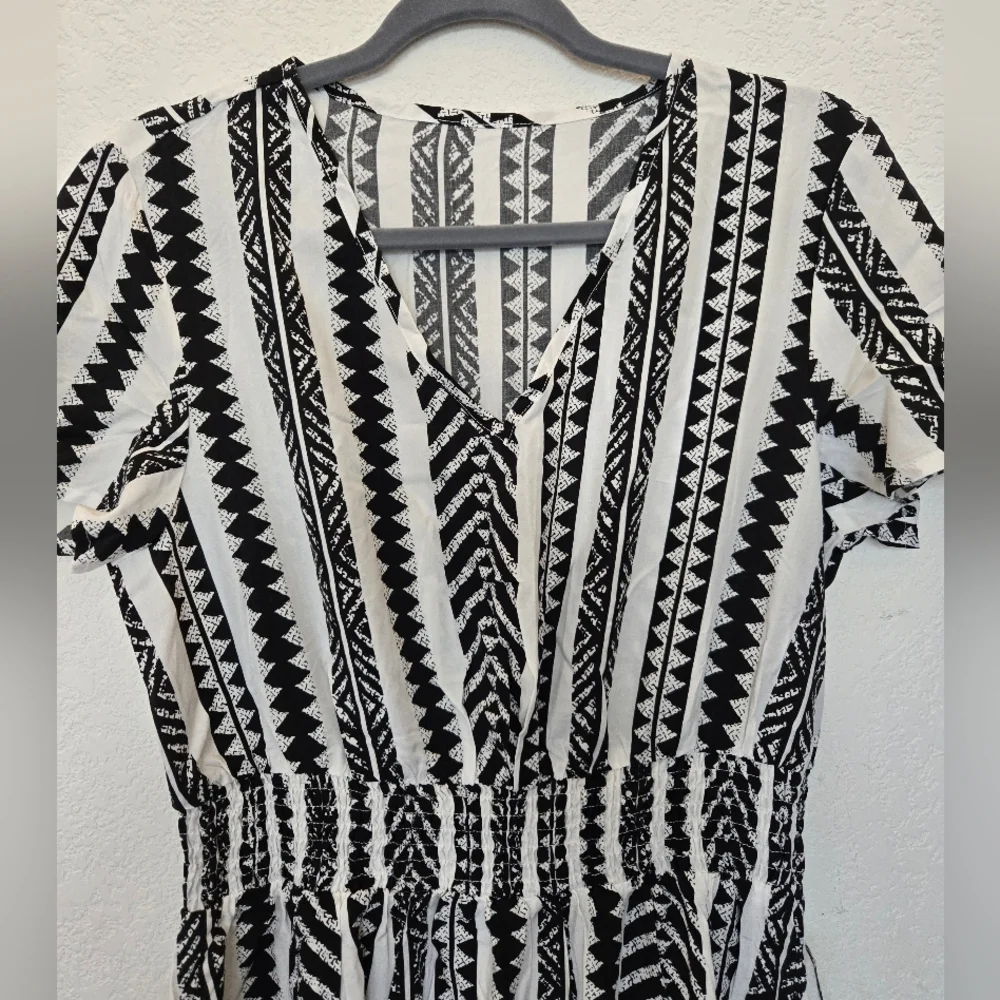 Black and White Patterned Maxi Dress. Size L - Picture 3 of 11